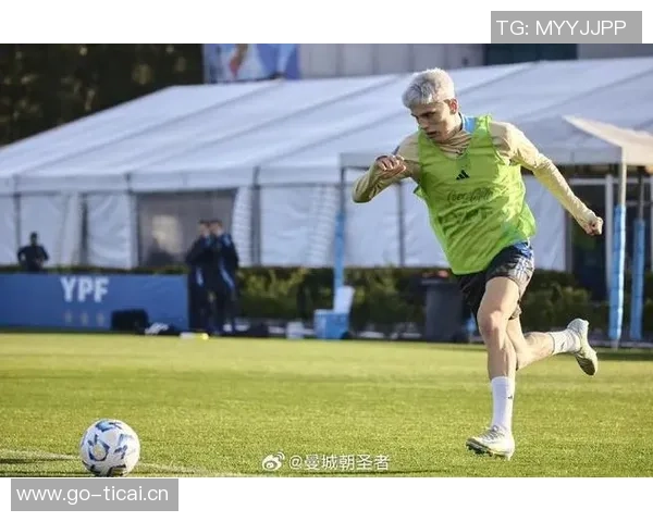黑人足球明星大胆尝试白发造型引发热议与时尚潮流碰撞
